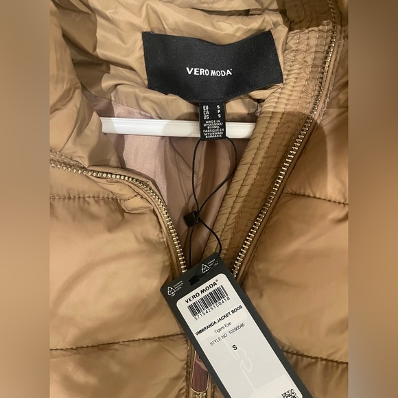 Vero Moda Beige Puffer Jacket NWT Size Small - Picture 4 of 5
